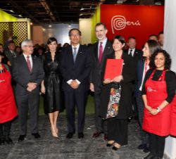 Sus Majestades los Reyes junto al Presidente de Perú en el espacio de Perú Gastronómico