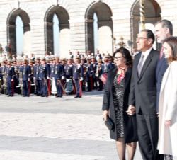 Sus Majestades los Reyes y Sus Excelencias el presidente de la República del Perú y la Primera Dama en la Plaza de la Armería del Palacio Real de Madr