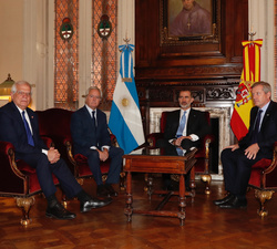 Su Majestad el Rey acompañado por ministro de Asuntos Exteriores, Unión Europea y Cooperación, durante su encuentro con los presidentes de las Cámaras