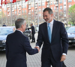 Su Majestad el Rey recibe el saludo del lehendakari del Gobierno Vasco, Iñigo Urkullu