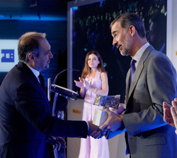Su Majestad el Rey hace entrega del galardón en la categoría de Prensa a Diego Cabot y equipo