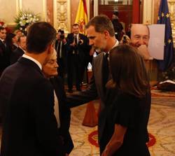 Don Felipe y Doña Letizia se despiden de Pilar Goya acompañados por el presidente del Gobierno en funciones