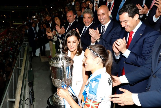 Doña Letizia entrega de la copa que proclama campeonas de la final a las jugadoras de la Real Sociedad