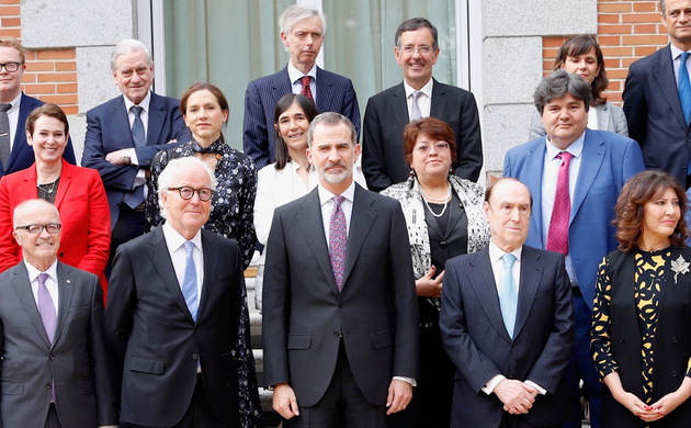 Don Felipe junto a los asistentes al Nobel Prize Dialogue Madrid 2019