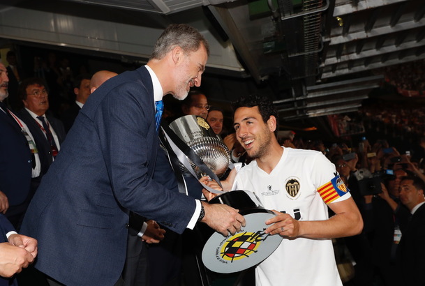 Su Majestad hace entrega del trofeo al capitán del Valencia C.F., Daniel Parejo