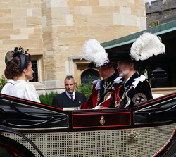 Don Felipe y Doña Letizia junto a Sus Altezas Reales los duques de Cambridge en un coche de caballos descubierto