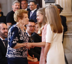 La Princesa de Asturias y la Infanta Doña Sofía acompañan a la condecorada con la Orden del Mérito Civil, Doña Clotilde Venial Gómez