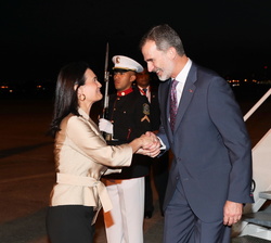Su Majestad el Rey es recibido por la vicepresidenta y ministra de Relaciones Exteriores de la República de Panamá, Isabel de Saint Maló, a su llegada al Aeropuerto Internacional Tocumen Panamá