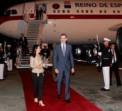 Don Felipe, acompañado de la vicepresidenta y ministra de Relaciones Exteriores de la República de Panamá, Isabel de Saint Maló, durante el cordón de 
