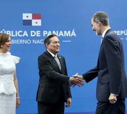 Su Majestad el Rey recibe el saludo de Su Excelencia el Presidente y la primera dama de la República de Panamá