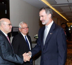 Don Felipe con el ministro de Asuntos Exteriores, Unión Europea y Cooperación, Josep Borrell y el embajador de España en la República de Panamá, Franc