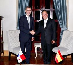 Su Su Majestad el Rey recibe el saludo del Presidente de la República de Panamá, Juan Carlos Varelael Rey recibe el saludo del presidente de la Repúbl