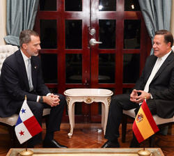 Su Majestad el Rey y el Presidente de la República de Panamá, Juan Carlos Varela, conversan durante su encuentro