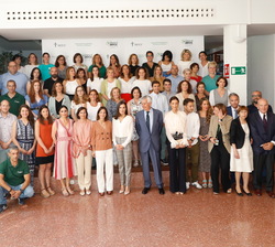 Fotografía de grupo de Doña Letizia junto al personal de la AECC de Madrid