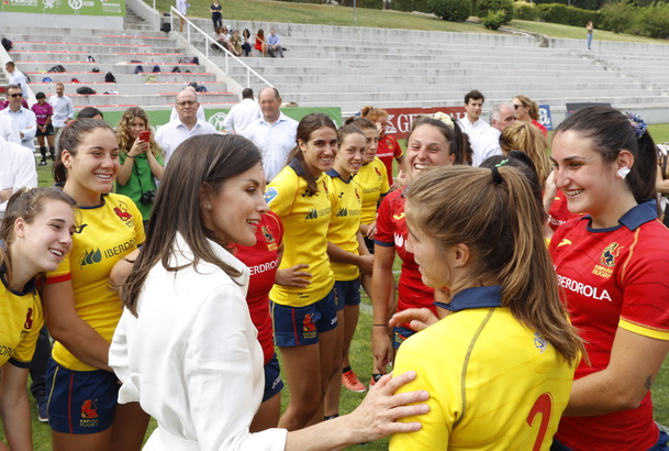 Su Majestad la Reina conversa con las jugadoras de la “Selección Nacional Femenina de Rugby 7”