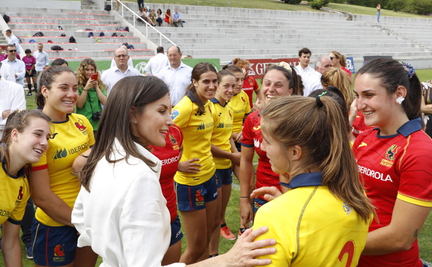 Su Majestad la Reina conversa con las jugadoras de la “Selección Nacional Femenina de Rugby 7”