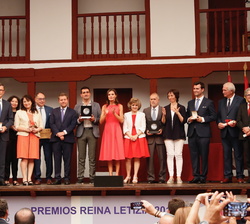 Fotografía de grupo de Doña Letizia con los galardonados y las autoridades asistentes