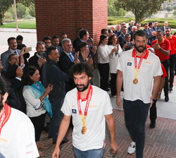 El equipo de la Selección Nacional de Baloncesto a su llegada al Palacio de La Zarzuela