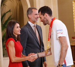 Su Majestad la Reina recibe el saludo del capitán de la Seleción Nacional de Baloncesto, Rudy Fernández