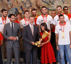 Sus Majestades los Reyes con la Copa del Mundial FIBA 2019 junto a equipo de la Selección Nacional de Baloncesto