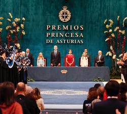 Sus Majestades los Reyes, Sus Altezas Reales la Princesa de Asturias y la Infanta Doña Sofía, el presidente del Principado de Asturias y el de la Fund