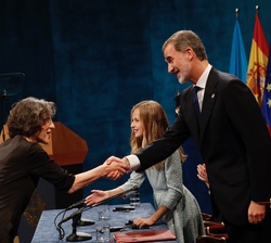 Su Majestad el Rey es saludado por Sandra Myrna Díaz, Premio Princesa de Asturias de Investigación Científica y Técnica