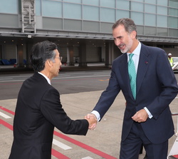 Su Majestad el Rey recibe el saludo del representante del Ministerio de Asuntos Exteriores y exembajador del Japón en España, Sr. Satoru Satoh