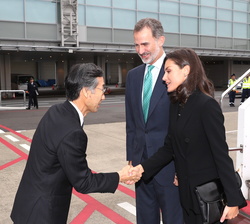 Su Majestad la Reina recibe el saludo del representante del Ministerio de Asuntos Exteriores y exembajador del Japón en España, Sr. Satoru Satoh