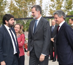 Su Majestad el Rey tras su llegada al Palacio de Congresos de Murcia