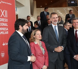 El Rey junto a la ministra de Economía y Empresa, el presidente de la Comunidad Autónoma de la Región de Murcia y el presidente del Instituto de la Em