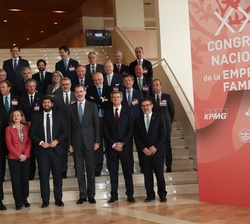 Su Majestad el Rey junto a autoridades y responsables del XXII Congreso Nacional de la Empresa Familiar