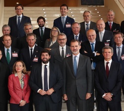 Don Felipe junto a autoridades y responsables del XXII Congreso Nacional de la Empresa Familiar