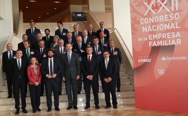 Su Majestad el Rey junto a autoridades y responsables del XXII Congreso Nacional de la Empresa Familiar