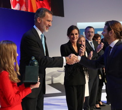 Su Majestad el Rey recibe el saludo de Ignacio Hernández Medrano, Premio FPdGi Empresa 2019