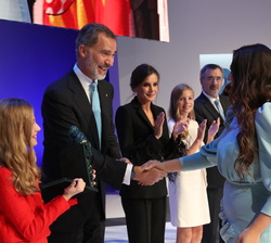 Su Majestad el Rey recibe el saludo de Begoña Arana Álvarez, Premio FPdGi Social 2019