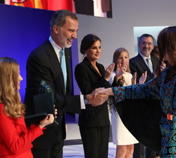 Su Majestad el Rey recibe el saludo de Maria Jammal, Premio FPdGi Internacional 2019
