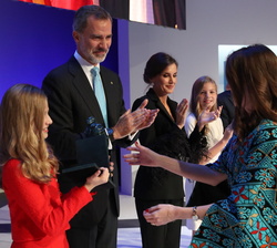 Su Alteza Real la Princesa de Asturias y de Girona entrega el Premio FPdGi Internacional 2019 a Maria Jammal