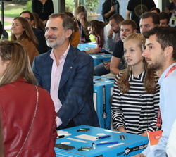Su Majestad el Rey y Su Alteza Real la Princesa de Asturias y Girona participan en el taller "Retos del siglo XXI" impartido por Xavier Verd