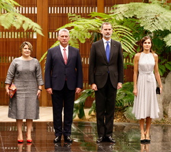 Sus Majestades los Reyes acompañados de sus excelencias el presidente de la República de Cuba y su esposa