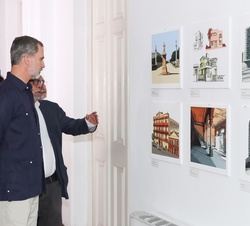Don Felipe observa las láminas de la exposición