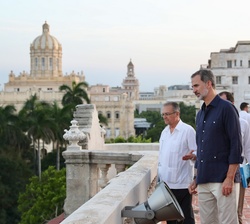 Don Felipe en la azotea observa el solar para la construcción de una nueva sede para el Consulado de España en La Habana
