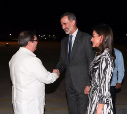 Don Felipe recibe el saludo del ministro de Relaciones Exteriores de la República de Cuba, Bruno Rodríguez, a su llegada al Aeropuerto Internacional J