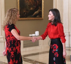Su Majestad la Reina saluda a la presidenta y directora General FEDICINE, Estela Artacho García-Moreno