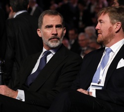 El Rey Felipe junto al Rey Guillermo Alejandro de los Países Bajos, durante el “International Leaders' Forum”