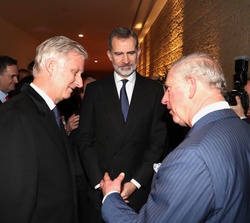 Su Majestad el Rey conversa con Su Majestad el Rey Felipe de Bélgica y Su alteza Real el Príncipe de Gales