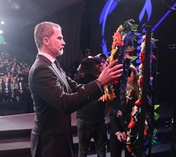 Su Majestad el Rey durante la ofrenda floral en el Foro Internacional de dirigentes por el Día Internacional de Recuerdo del Holocausto