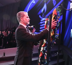 Don Felipe realiza una la ofrenda floral en el Foro Internacional de dirigentes por el Día Internacional de Recuerdo del Holocausto