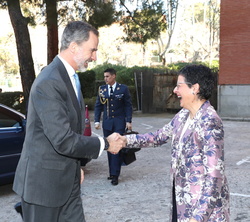 Su Majestad el Rey a su llegada a la Escuela Diplomatica recibe el saludo de la ministra de Asuntos Exteriores, Unión Europea y Cooperación, María Ará