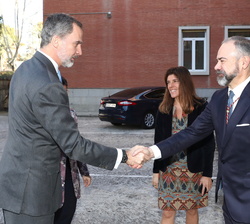 Su Majestad el Rey a su llegada a la Escuela Diplomatica recibe el saludo del embajador director de la Escuela Diplomática, Fernando Fernández-Arias, 