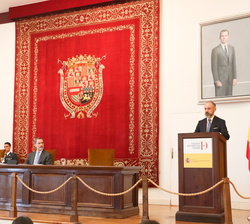 Su Majestad el Rey en la mesa presidencial durante la intervención del embajador director de la Escuela Diplomática, Fernando Fernández-Arias 